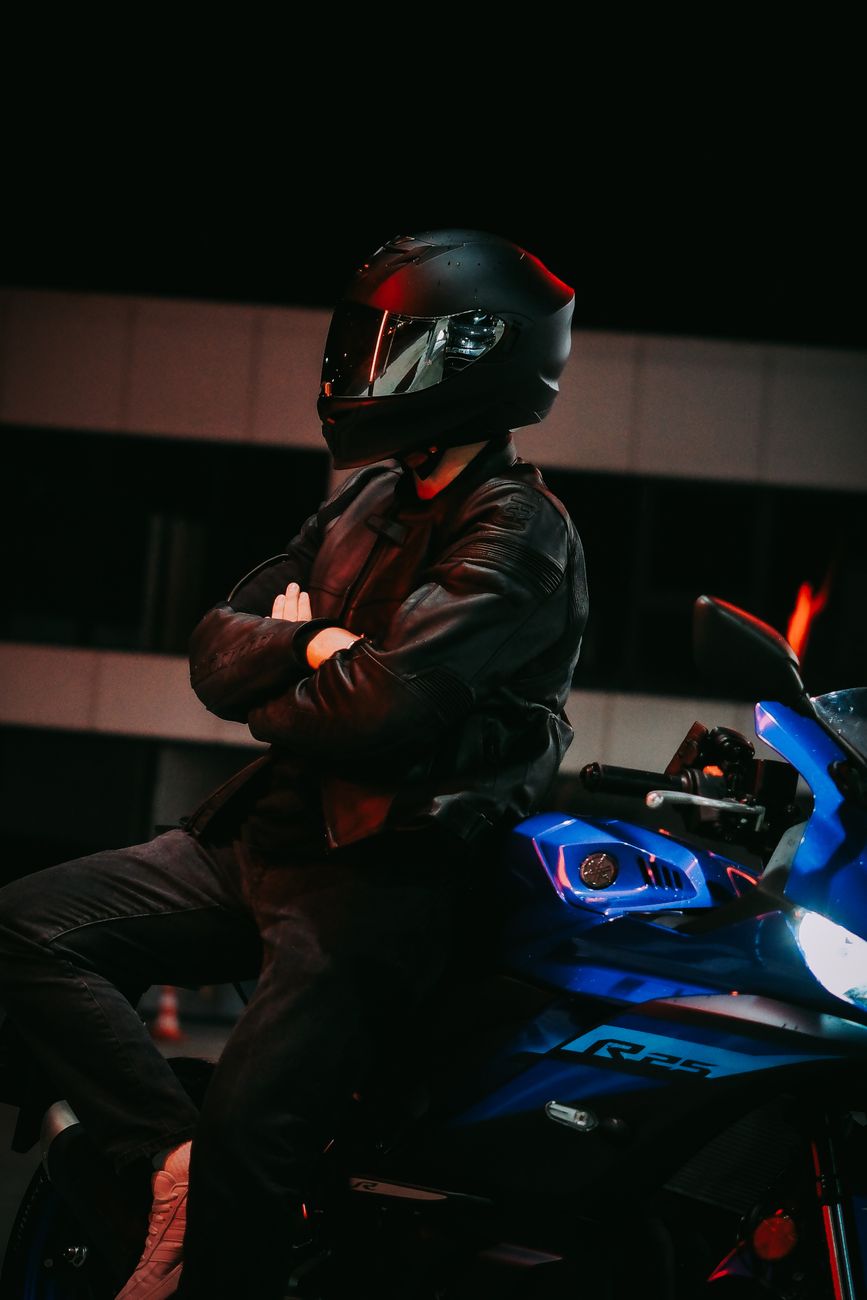Kožená motorkárska bunda s ramenami